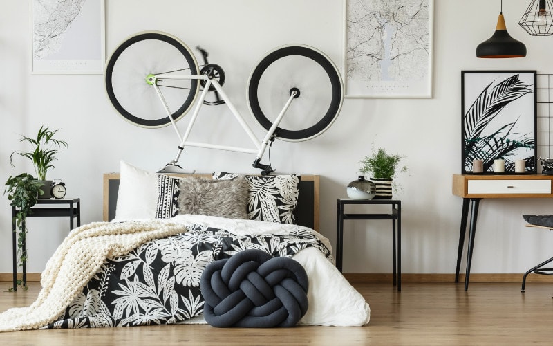 sepeda di atas tempat tidur